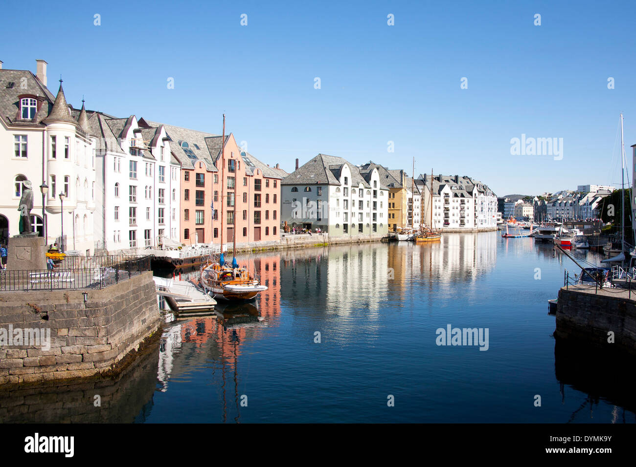 Vista sul canale del centro città a Alesund in Norvegia Foto Stock