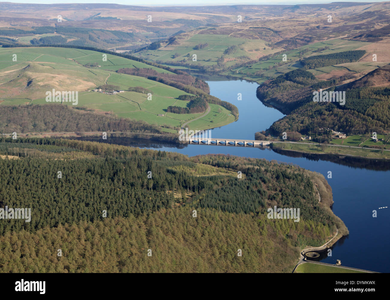 Vista aerea del serbatoio Ladybower nella speranza Valley, parte del distretto di picco del Derbyshire Foto Stock
