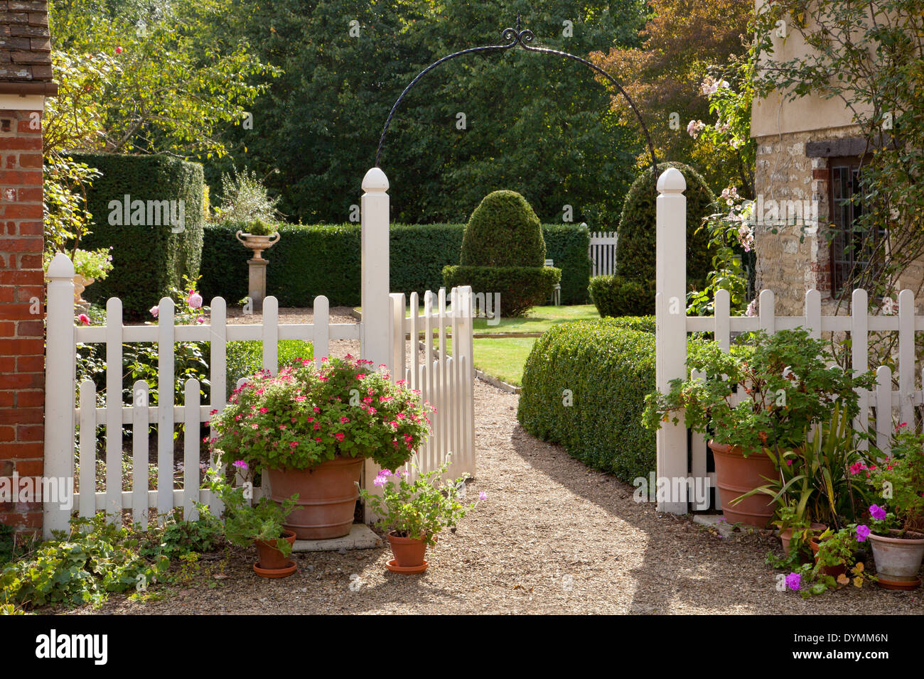White Picket Fence e cancelli di ingresso di inglese giardino estivo Foto Stock