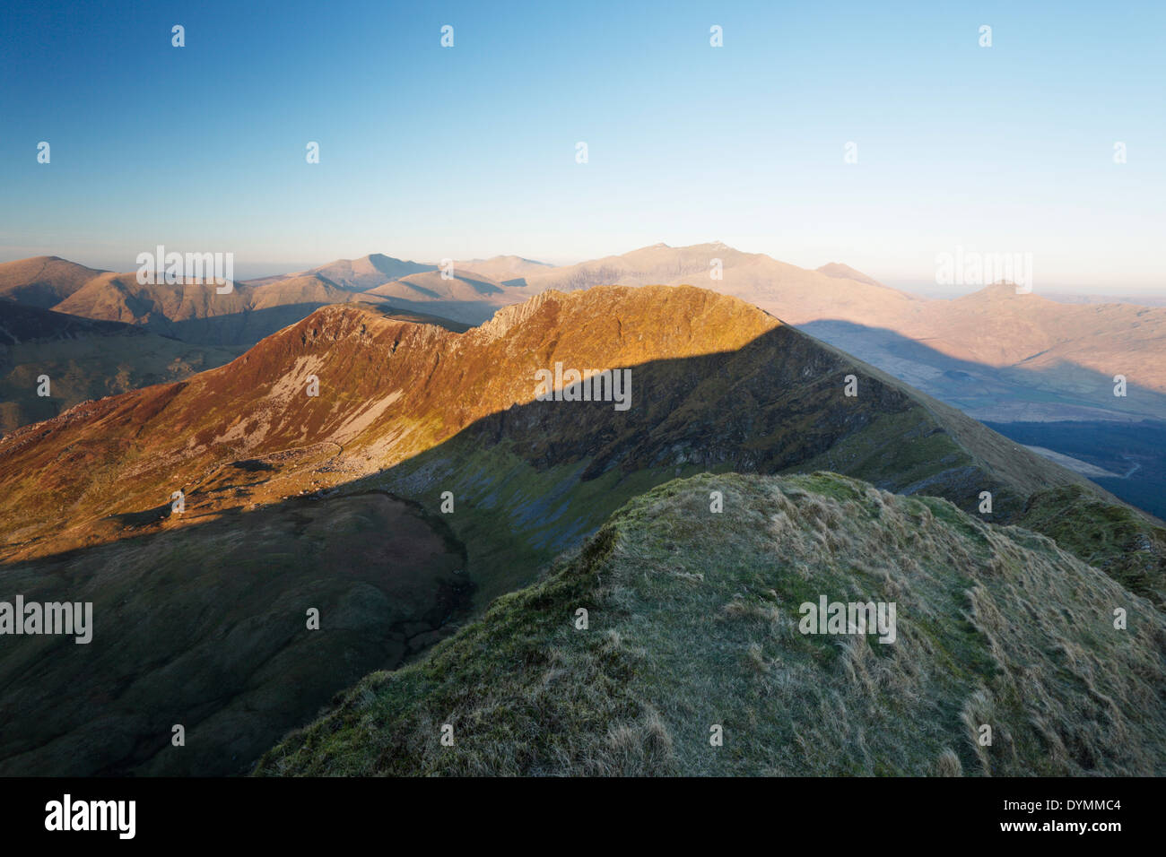 Mynydd Drws-y-coed sul crinale Nantlle. Mount Snowdon in distanza. Parco Nazionale di Snowdonia. Gwynedd. Il Galles. Regno Unito. Foto Stock