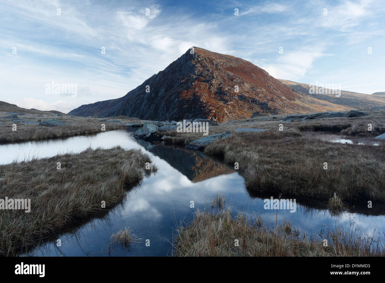 Pen yr Ole Wen riflessa nel fiume Idwal. Parco Nazionale di Snowdonia. Il Galles. Regno Unito. Foto Stock