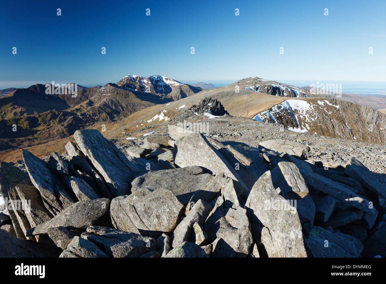 Vista dal vertice di Glyder Fach verso il Monte Snowdon (sinistra) e Glyder Fawr (a destra). Parco Nazionale di Snowdonia. Il Galles. Regno Unito. Foto Stock