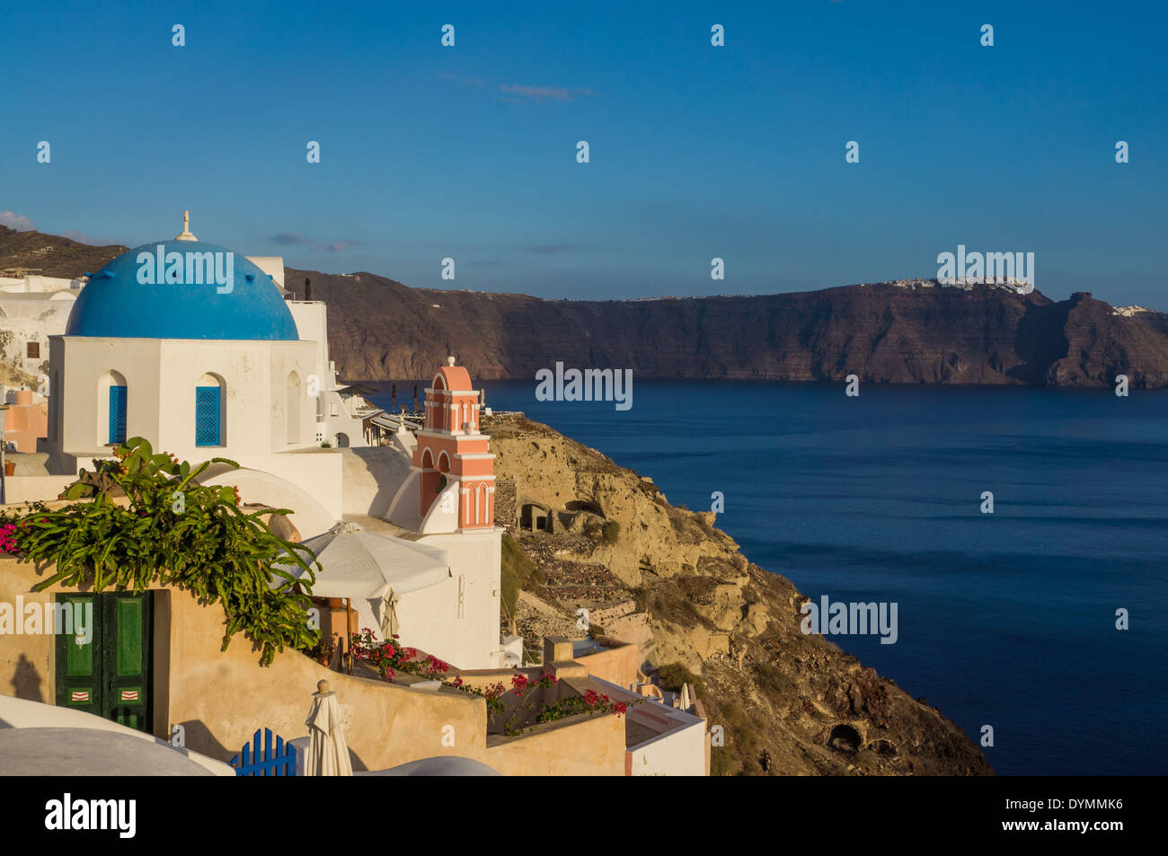 Cupola blu chiesa a Oia - Santorini Foto Stock
