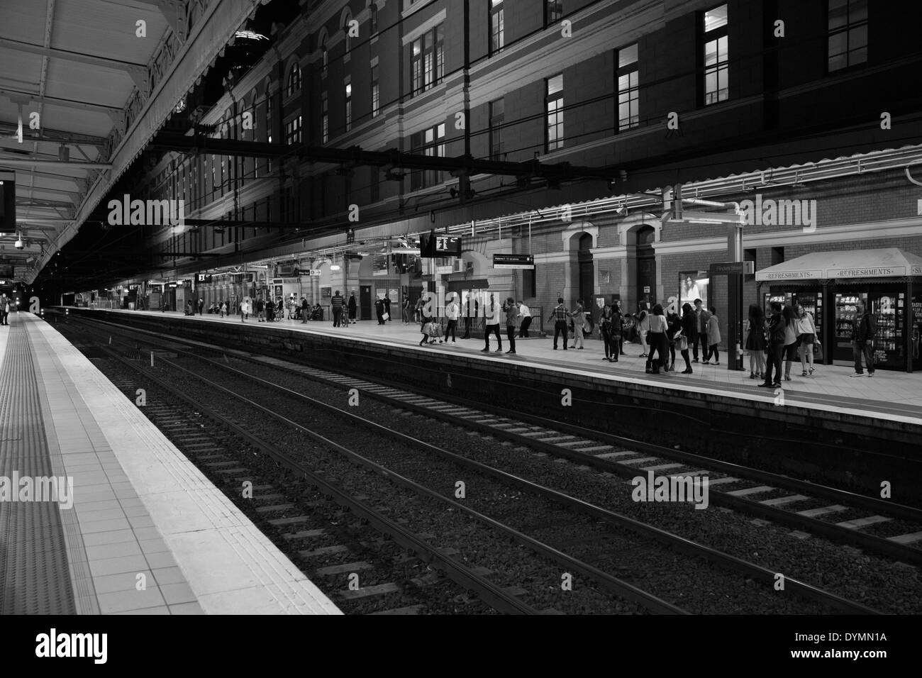 La piattaforma del treno nella stazione di Flinders a Melbourne, Victoria, Australia Foto Stock
