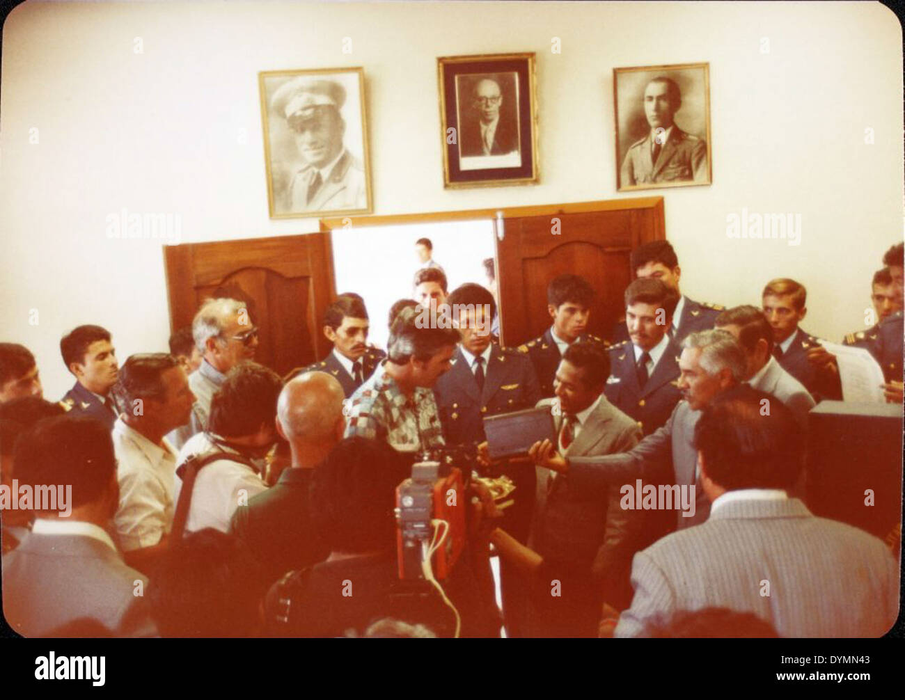 La collezione Theodore Gildred include una foto di un volo di buona volontà per l'Ecuador, che mostra la diplomazia dell'aviazione. Theodore Gildred è stato coinvolto nell'organizzazione e nella sponsorizzazione di voli volti a promuovere le relazioni internazionali e la buona volontà. Questo volo, atterrato a Quito, Ecuador, ha contribuito a rafforzare i legami tra gli Stati Uniti e l'Ecuador, evidenziando il ruolo dell'aviazione nella diplomazia all'inizio del XX secolo. Foto Stock
