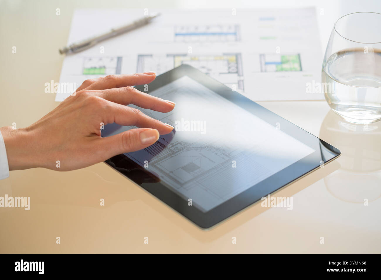 Close-up di Mani donna architetto utilizzando Tablet PC in ufficio Foto Stock