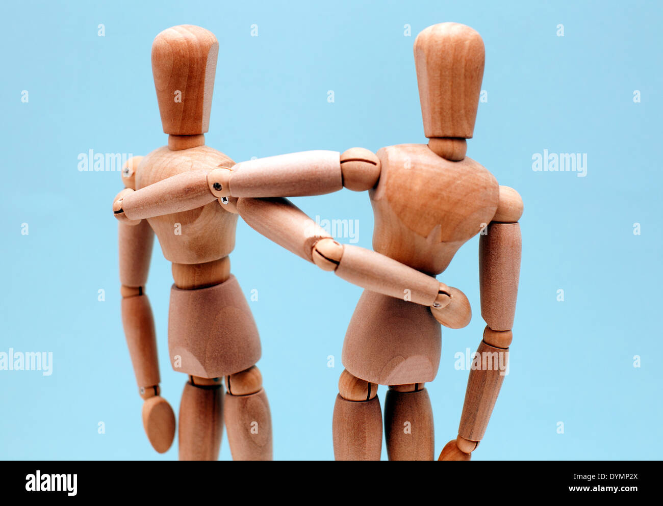 Le figure con le braccia intorno a ciascun altro, Londra Foto Stock