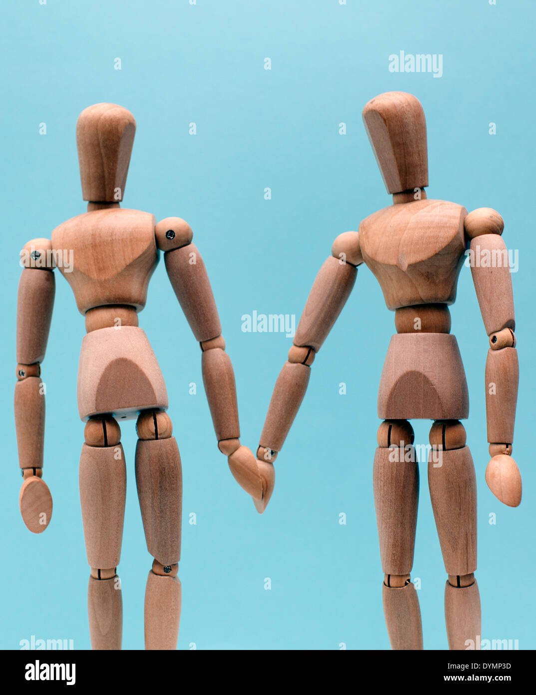 Giovane holding hands rappresentato dalle figure in legno, Londra Foto Stock