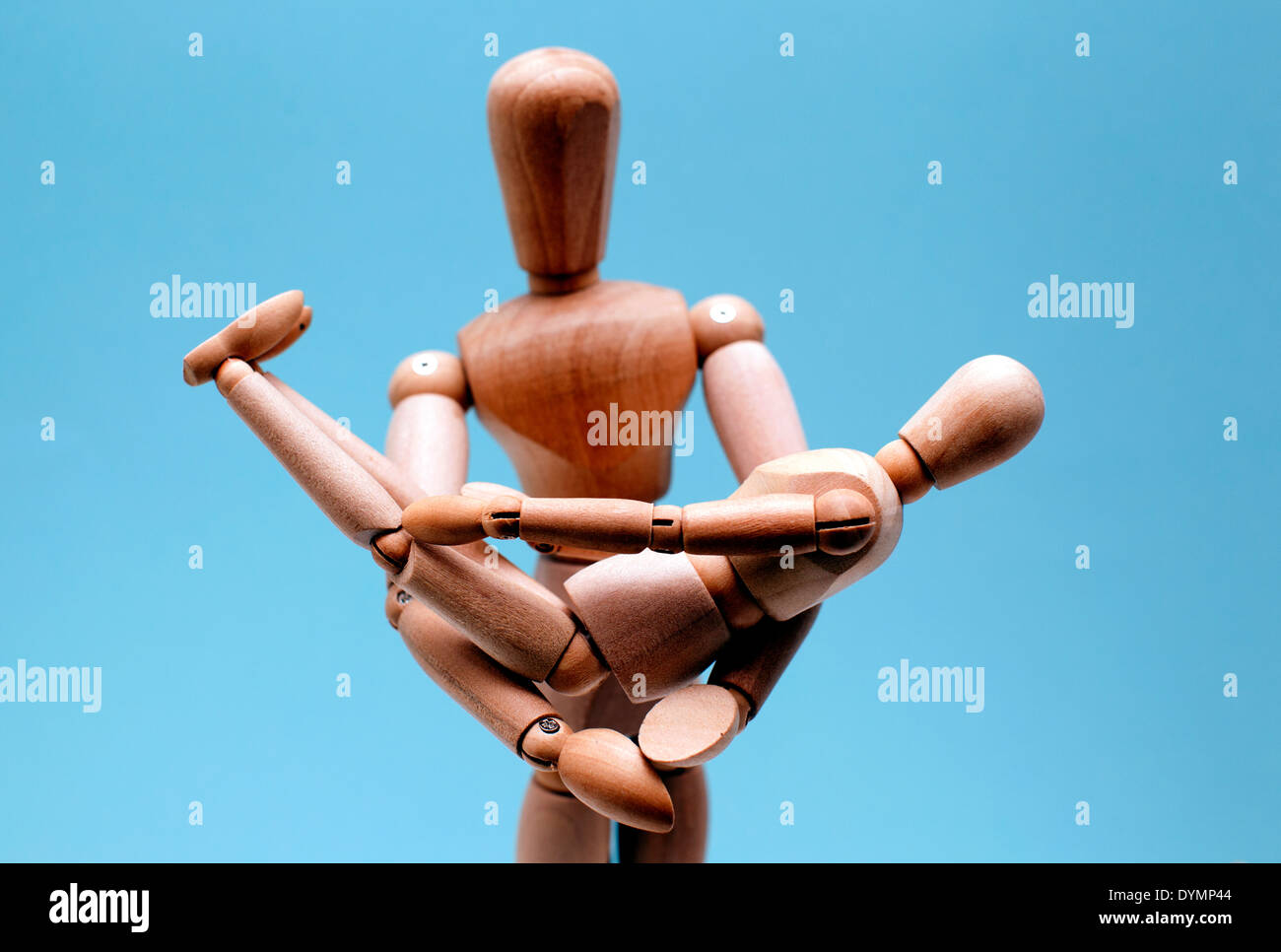 Genitore in possesso di bambino nelle braccia rappresentato da manichini in legno, Londra Foto Stock