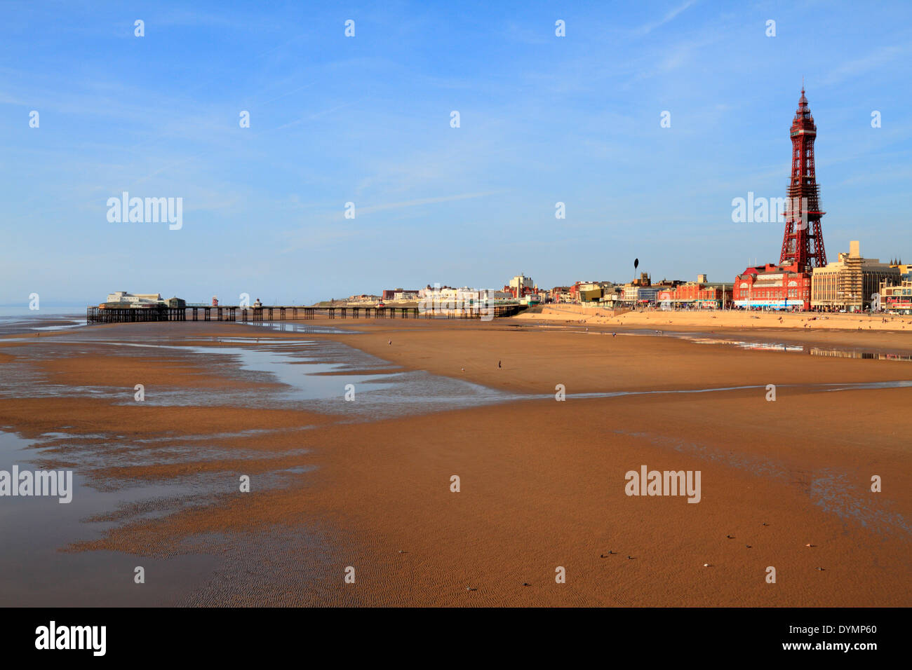 La Blackpool Tower, North Pier spiaggia, la passeggiata lungomare e rigenerazione, Blackpool, Lancashire, Inghilterra, Regno Unito. Foto Stock