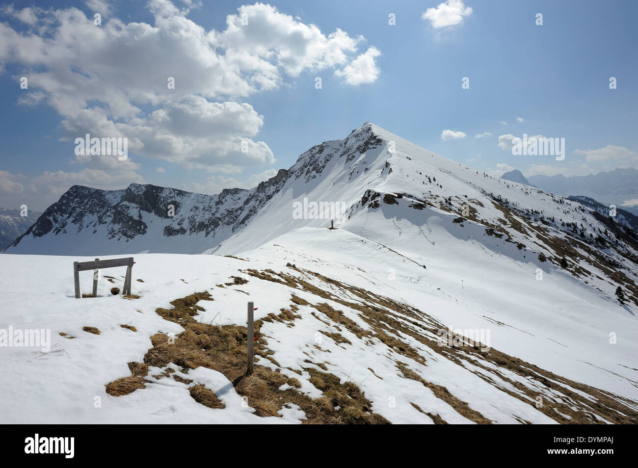 Montagne innevate e le nuvole, Karwendel, Tedesco Austriaco nella zona di confine Foto Stock