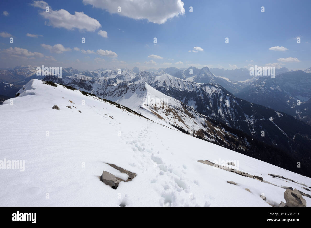 Orme nella neve e panorama di montagna, Schafreuter, Karwendel, Tedesco Austriaco nella zona di confine Foto Stock