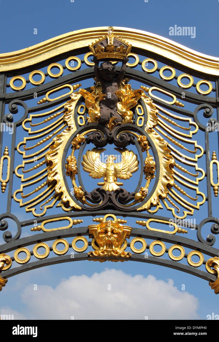 Emblema del cancello laterale del Buckingham Palace a Londra, Regno Unito Foto Stock