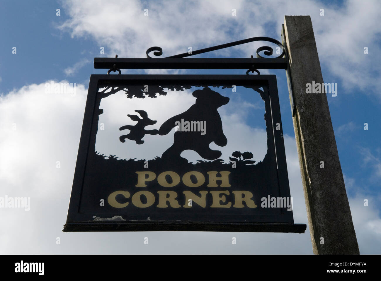 Winnie the Pooh Hartfield, East Sussex, cartello con l'orso Pooh Corner Pooh. Ashdown Forest, Regno Unito. HOMER SYKES Foto Stock