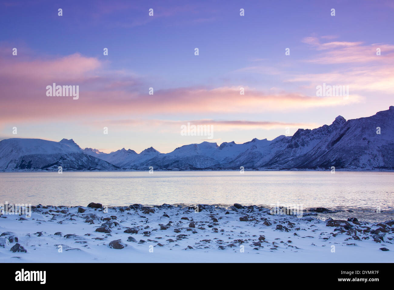 Vista sul fiordo Gimsøystraumen e montagne nella neve in inverno a sunrise, Lofoten, Nordland, Norvegia Foto Stock