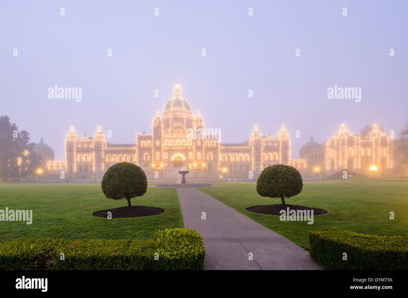 Di notte le luci nella nebbia a British Columbia legislatura, Victoria, British Columbia, Canada Foto Stock