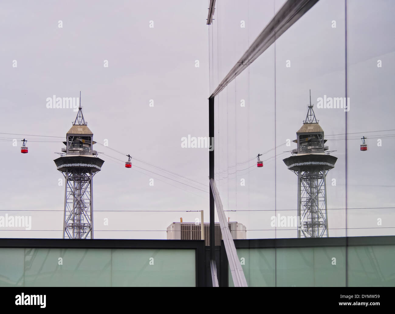 Torre de Jaume I di aeri del porto - Porto Vell linea tramviaria a Barcellona, in Catalogna, Spagna Foto Stock