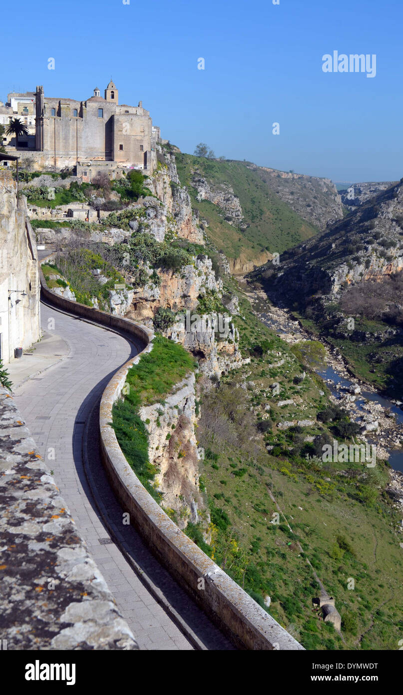 Matera sud Italia, il torrente Gravina scorre in piccoli canyon.L'hotel vende stile grotta di alloggiamento per quelli thatenjoy l esperienza Foto Stock