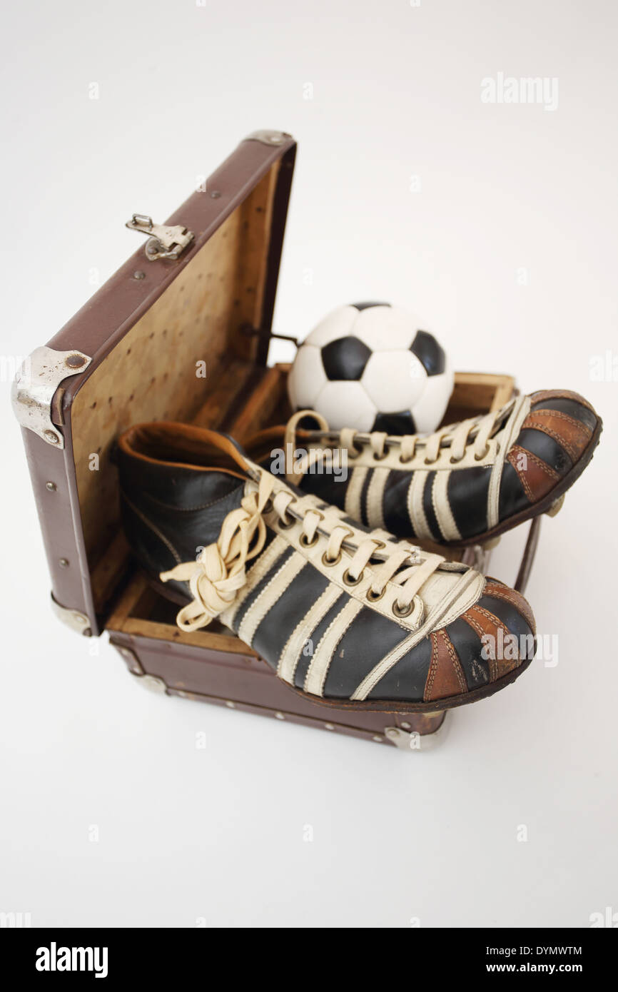 GER, Deutschland, 20140308, Alte Fußballschuhe mit Fußball in einem Koffer, Foto Stock