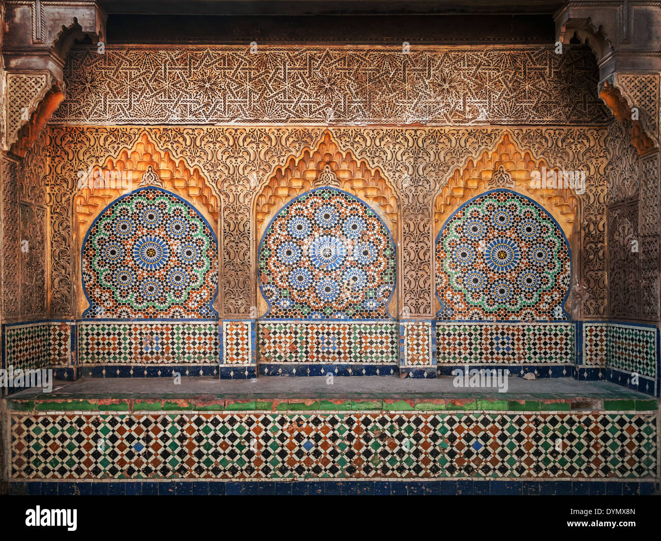 Antica nicchia arabo con mosaico nella Medina. Tangeri, Marocco Foto Stock