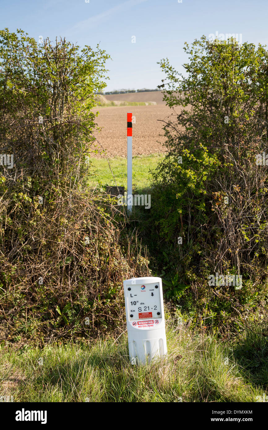 Totale 'avvertimento no dig zona' segno a bordo del campo degli agricoltori nel Northamptonshire, England, Regno Unito Foto Stock
