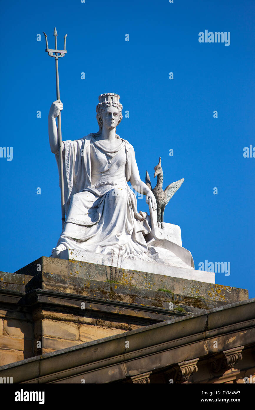 Lo spirito di Liverpool statua in marmo bianco con orgoglio la seduta sullaparte superiore della Walker Art Gallery di Liverpool. Foto Stock