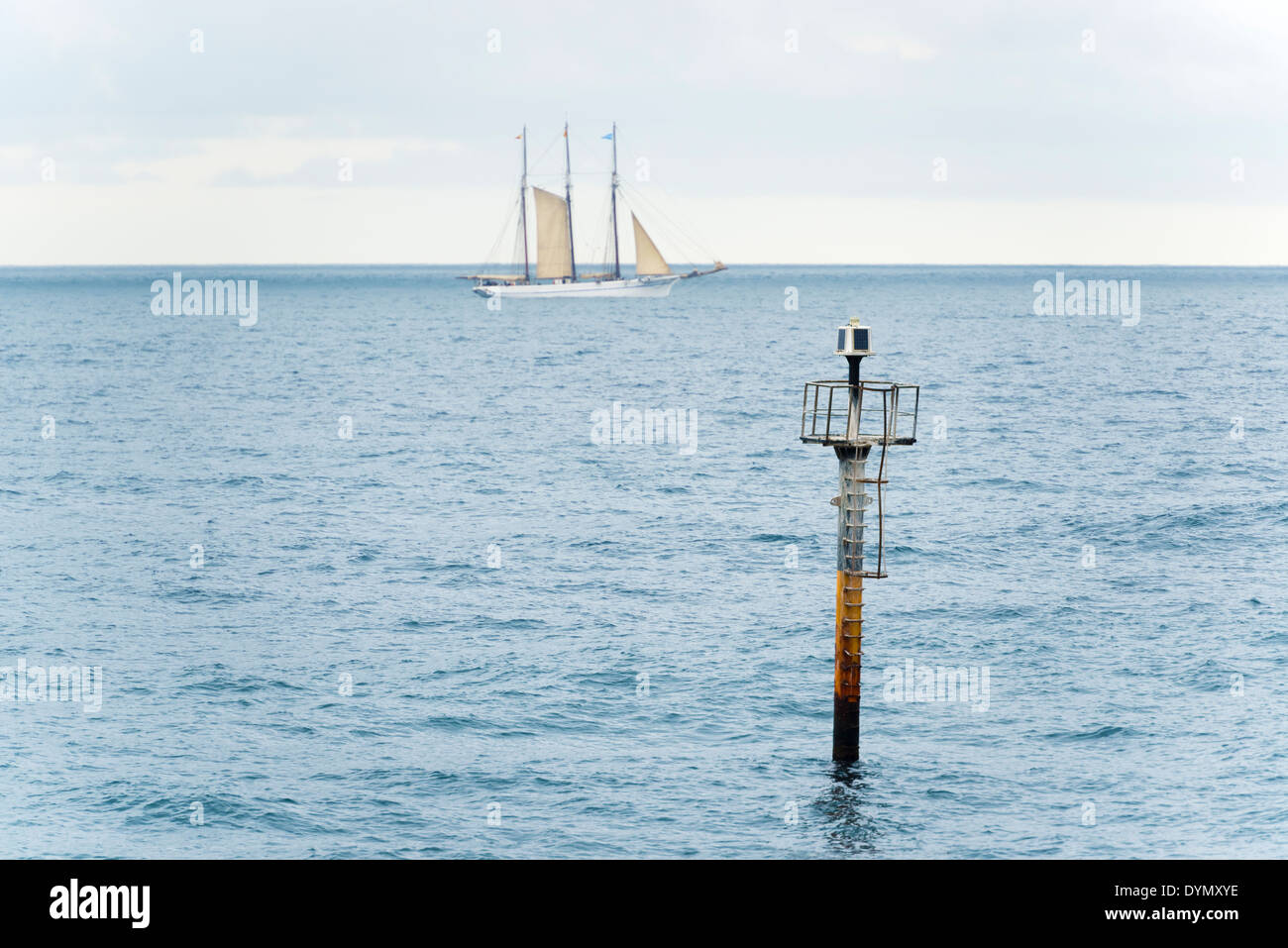 Barche a vela in mare Mediterraneo vicino a Barcellona Foto Stock