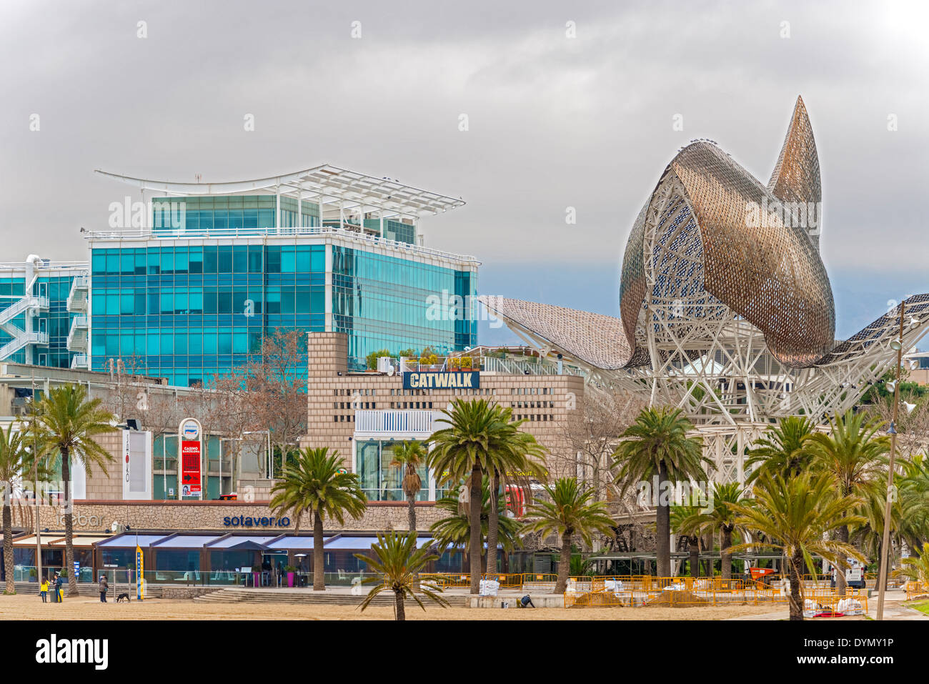 Barcellona, Spagna: 25 gennaio 2014 - scultura di pesce dal famoso architetto Frank Gehry presso il nuovo Porto Olimpico di Barcellona. Foto Stock