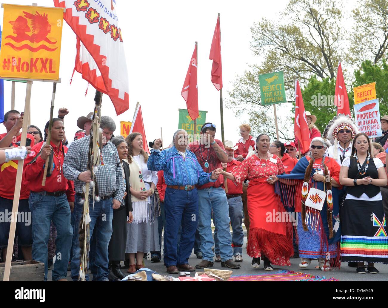 (140422) -- WASHINGTON D.C., 22 aprile 2014 (Xinhua) -- Il cowboy e Indiani, Alleanza una coalizione di tribù indigene, allevatori e agricoltori, fasi di una protesta denominata 'Rifiuta e proteggere' contro il Keystone XL pipeline olio progetto lungo la Keystone XL tar sands pipeline route, come parte di una serie di dimostrazioni intorno al Campidoglio di Washington, DC, capitale degli Stati Uniti, 22 aprile 2014, in occasione del Mondiale la Giornata della Terra. Gli Stati Uniti Dipartimento di Stato ha detto il 18 aprile sarà fornire più tempo per la relativa alle agenzie federali di rivedere il Keystone XL oleodotto di progetto. (Xi Foto Stock