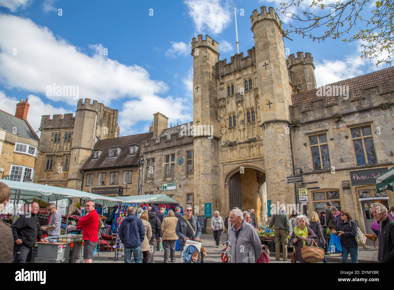 La piazza del mercato e ingresso al palazzo dei vescovi, pozzi, Somerset Foto Stock