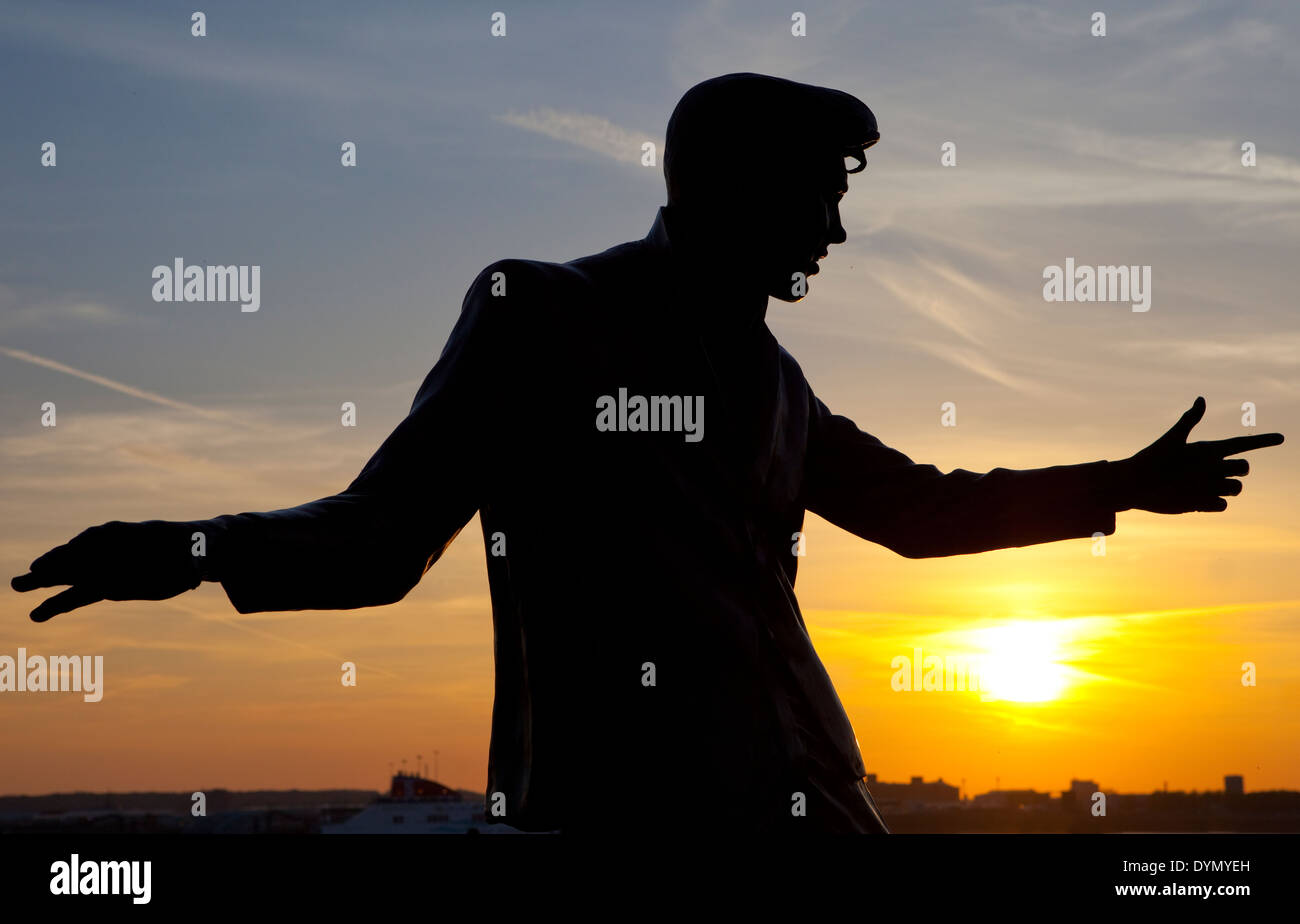 La silhouette di una statua dedicata alla leggendaria cantante britannico Billy Fury situato sull'Albert Dock di Liverpool. Foto Stock