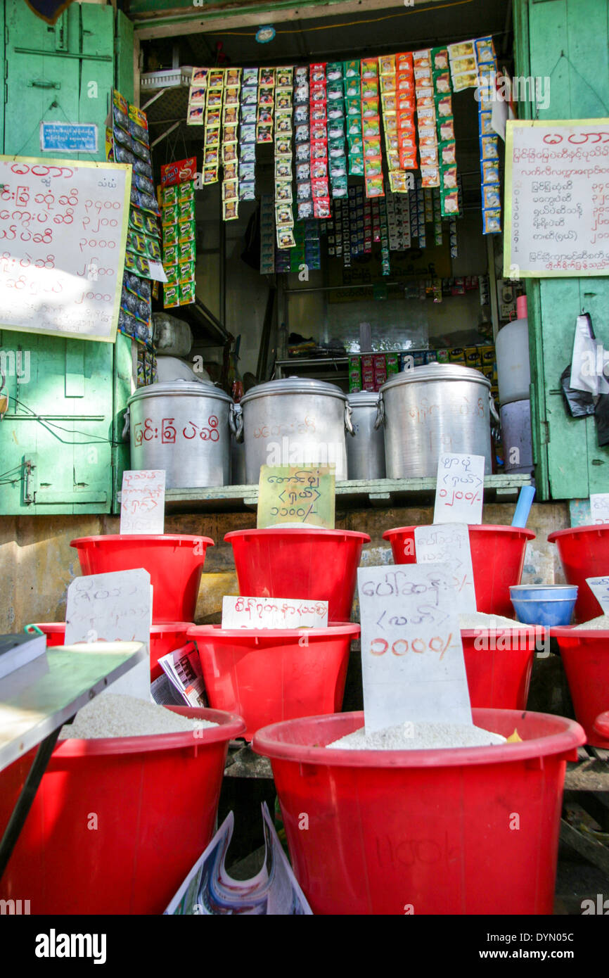 Prodotti secchi in vendita nel mercato Yangon Birmania Foto Stock
