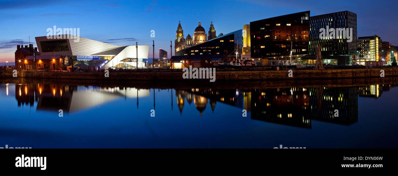 La bellissima vista panoramica del Liverpool Pier Head presi dall'Albert Dock. Foto Stock