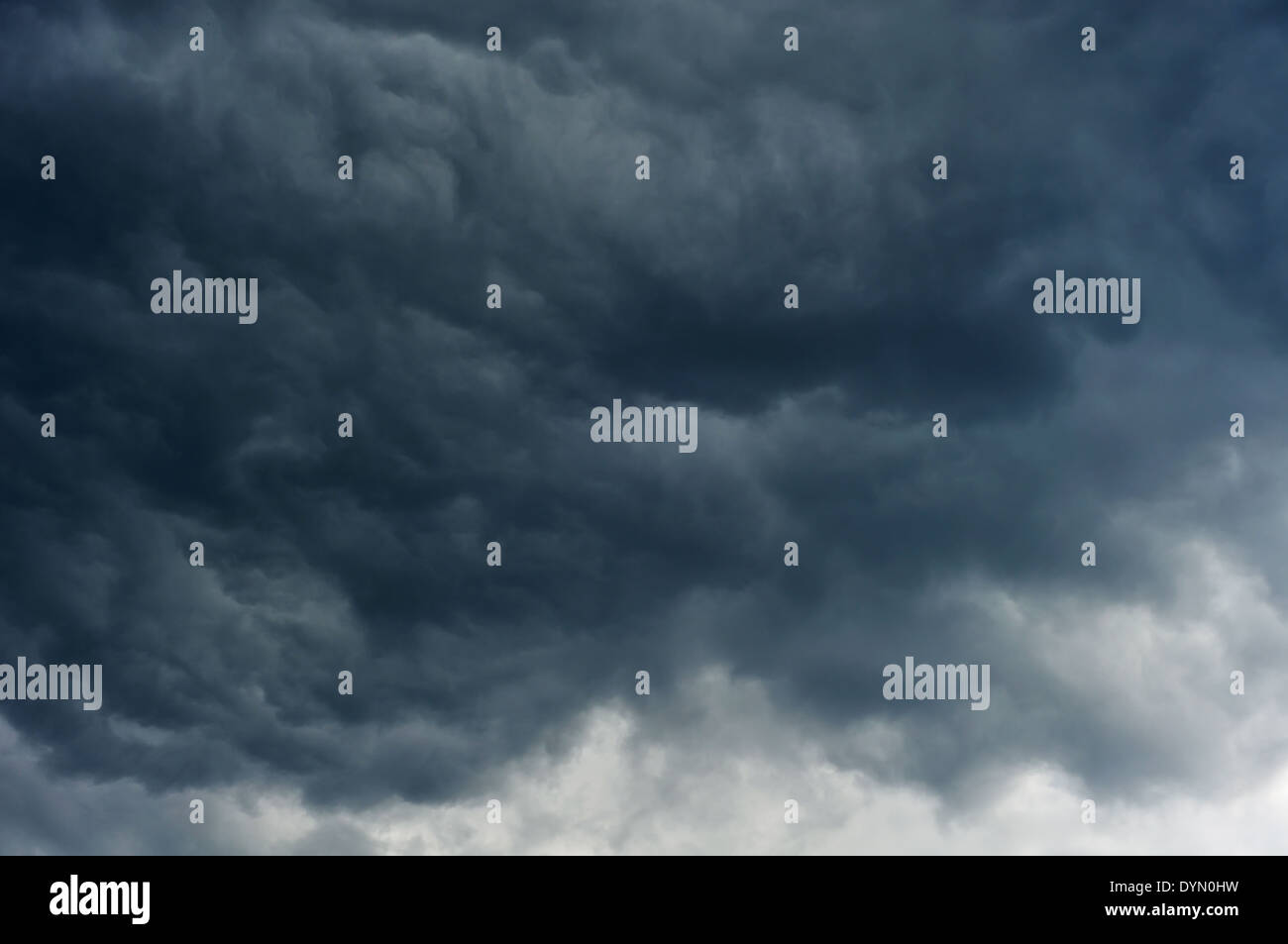 Drammatica scure nuvole nel cielo prima della pioggia Foto Stock