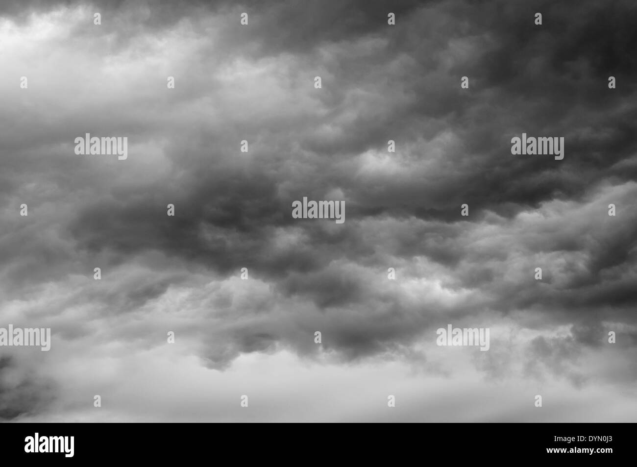 Grigio scuro nuvole nel cielo prima della pioggia Foto Stock