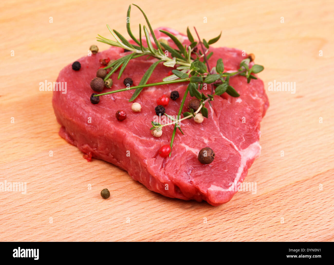 Succosa bistecca di manzo con spezie ed erbe aromatiche, vista dall'alto Foto Stock