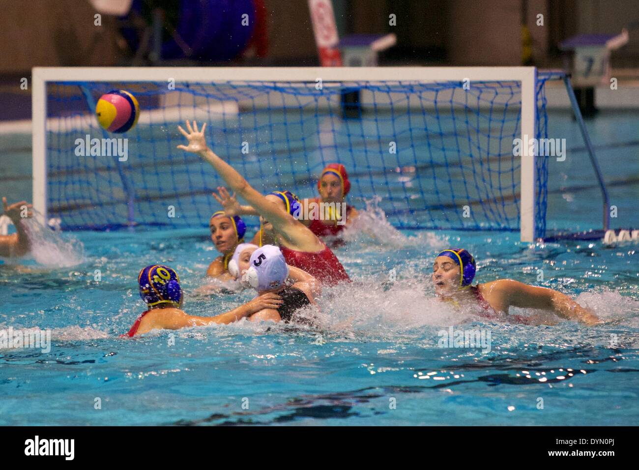 Manchester, Regno Unito. 22 apr 2014. Gran Bretagna player Aine Hoy in azione durante la FINA Womens Pallanuoto World League tra la Gran Bretagna e la Spagna. Credito: Azione Sport Plus/Alamy Live News Foto Stock