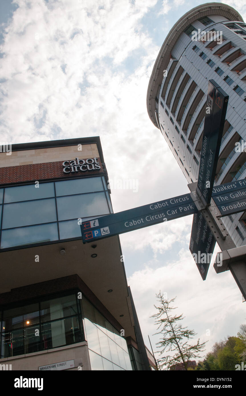 Indicazioni pedonali e negozi torreggianti nel Cabot Circus shopping mall in Bristol Foto Stock