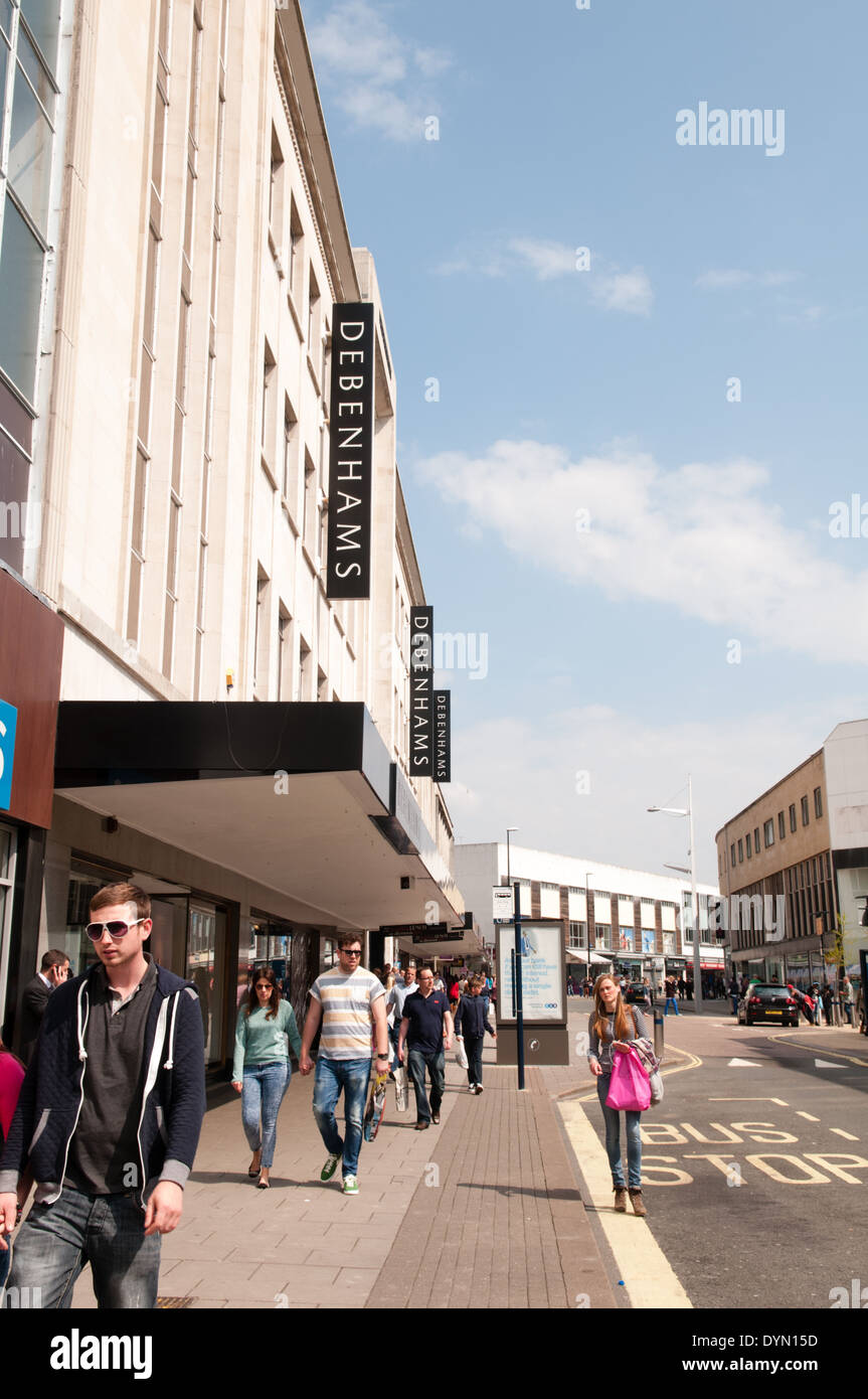 I giovani consumatori a piedi passato negozio Debenhams nel Broadmead Bristol Foto Stock