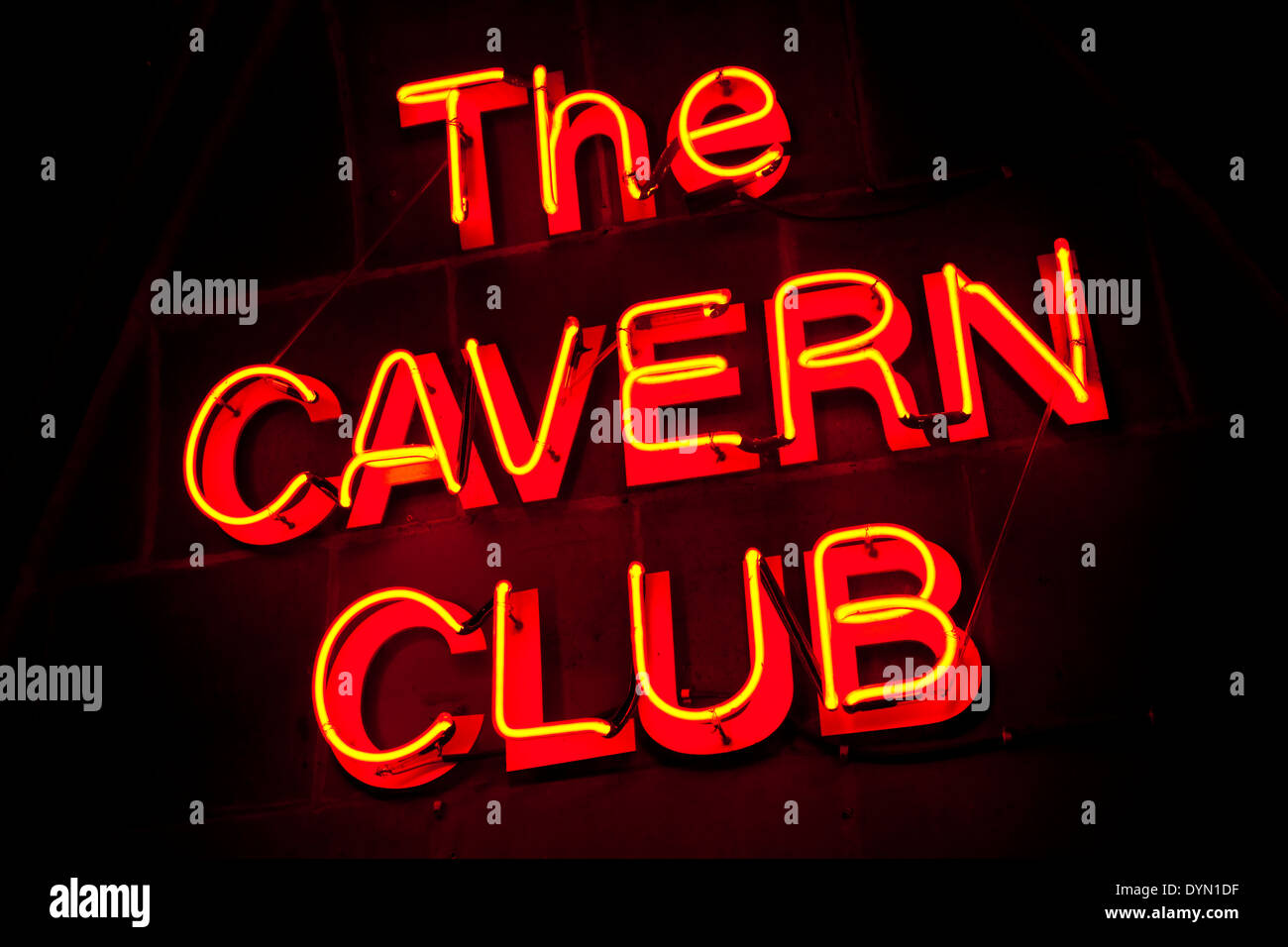 L'insegna al neon per lo storico Cavern Club di Liverpool. Uno dei luoghi in cui 'Beatles" hanno iniziato la loro carriera. Foto Stock