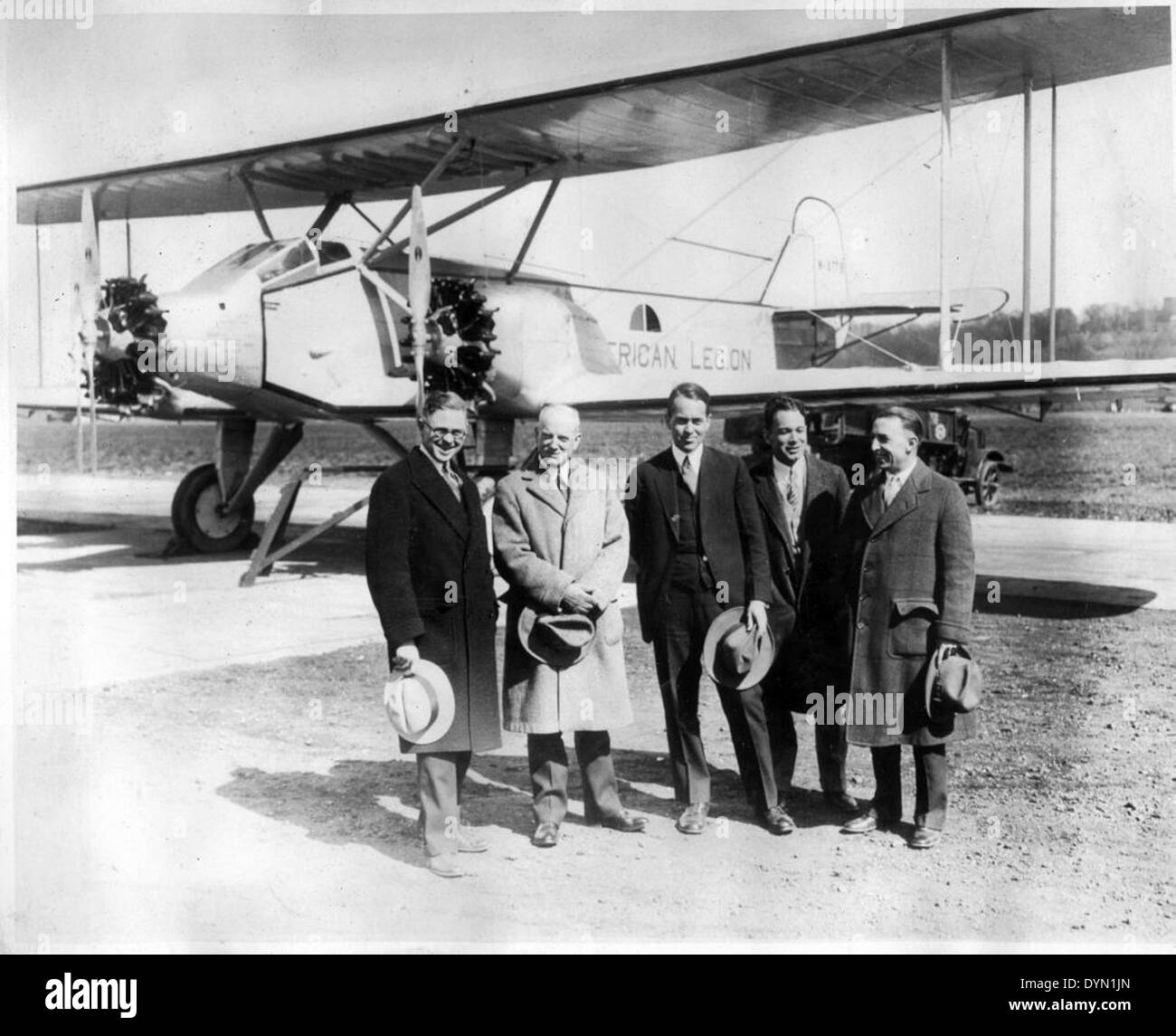 Questa tragica immagine ricorda LCDR. Noel Davis e il tenente Stanton Hall Wooster, che persero la vita durante un volo di prova del Keystone Pathfinder a Langley Field, Virginia, il 26 aprile 1927. Il Keystone K-47 Pathfinder fu utilizzato nell'aviazione della Legione americana, con l'aereo N-X179 collegato ai primi voli della Pan American Airways. Foto Stock