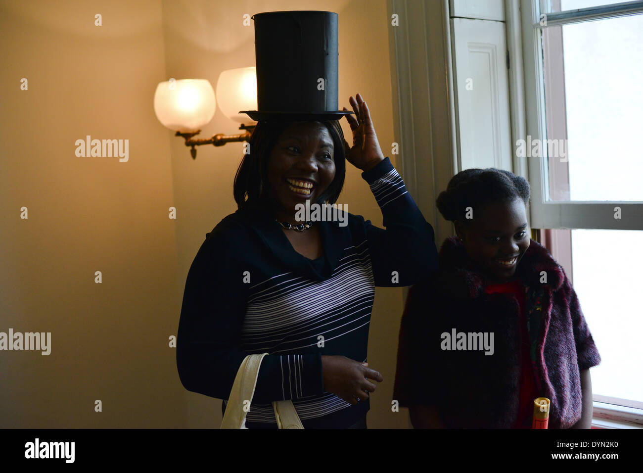 Aprile 22, 2014 - Washington, Distretto di Columbia, noi - Una famiglia gioca con un Abe Lincoln hat, al termine di una cerimonia di naturalizzazione erano bambini da 17 paesi ricevuto i loro certificati durante una cittadinanza americana cerimonia al Presidente Lincoln's Cottage in Washington, DC, dove Lincoln è detto di aver redatto il Proclama di emancipazione. I bambini dai 7 ai 15, provengono dalla Repubblica Dominicana, Egitto El Salvador, Etiopia, Guatemala, Guyana, India, Italia, Giappone, Messico, Moldavia, Nepal, Pakistan, Perù, Arabia Saudita, Corea del Sud e la Siria. Tutti hanno ricevuto la loro certific Foto Stock