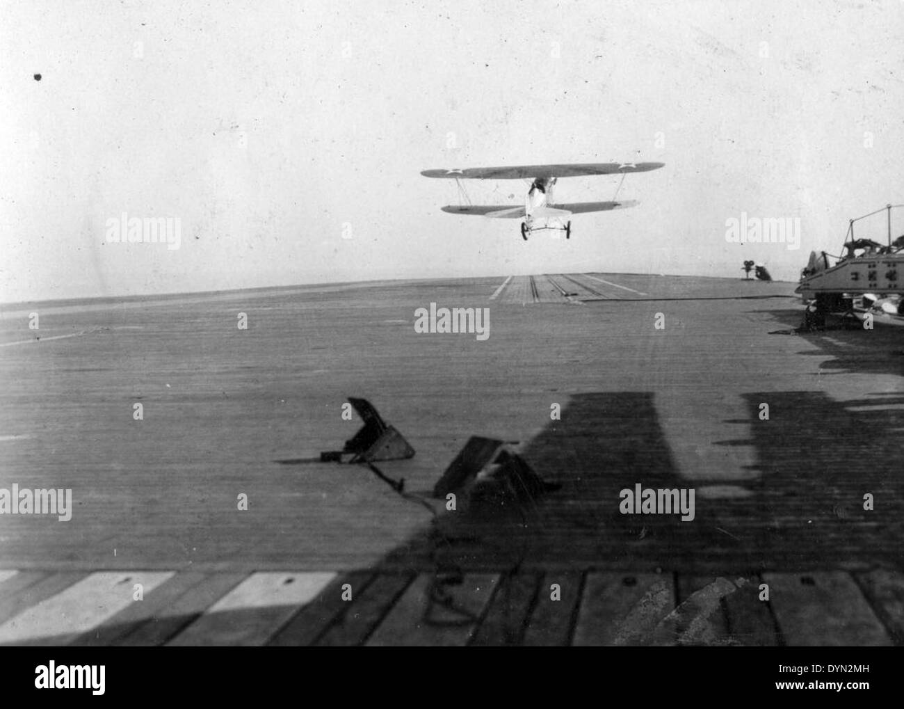 Il Curtiss F6C-3 era un caccia della US Navy che servì a bordo della USS Lexington (CV-2), una portaerei della classe Lexington, nel 1928. Questa immagine mostra l'aeromobile sul ponte, evidenziando il suo ruolo nell'aviazione navale durante i primi anni delle portaerei. Foto Stock