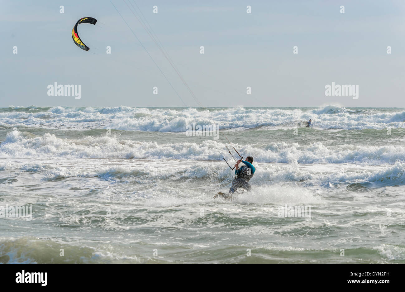 Barcellona, Spagna - 8 Febbraio 2014: Le persone sono il kite surf su una soleggiata giornata invernale in spiagge di Barcellona il 8 febbraio 2014 Foto Stock