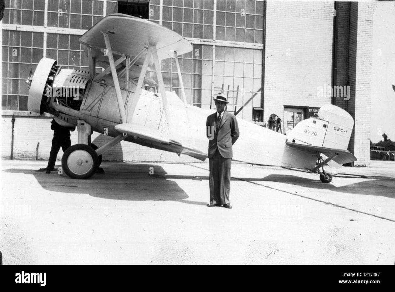 Questa immagine mostra il Curtiss O2C-1, un biplano utilizzato dalla Marina degli Stati Uniti per la ricognizione e l'osservazione durante gli anni '1930 L'aereo, numerato 8776, è raffigurato accanto a B.A. Gillies, un importante aviatore della Marina. Foto Stock