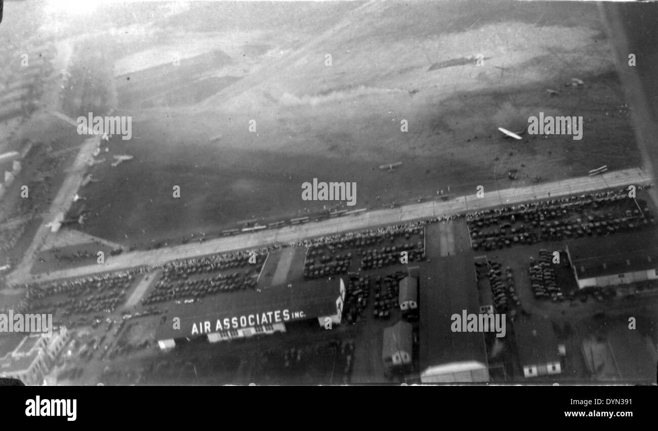 La foto dell'aeroporto Bendix di Teterboro, New Jersey, mostra un aereo della Marina degli Stati Uniti in transito verso NAS North Island. La Marina degli Stati Uniti ha svolto un ruolo cruciale nello sviluppo dell'aviazione e delle operazioni militari durante questo periodo. Foto Stock