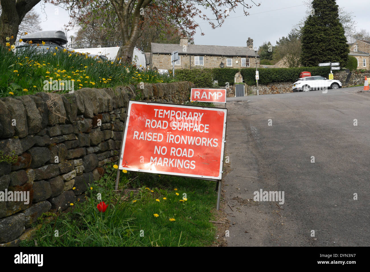 Cartello stradale temporaneo Roadworks Inghilterra Regno Unito Foto Stock
