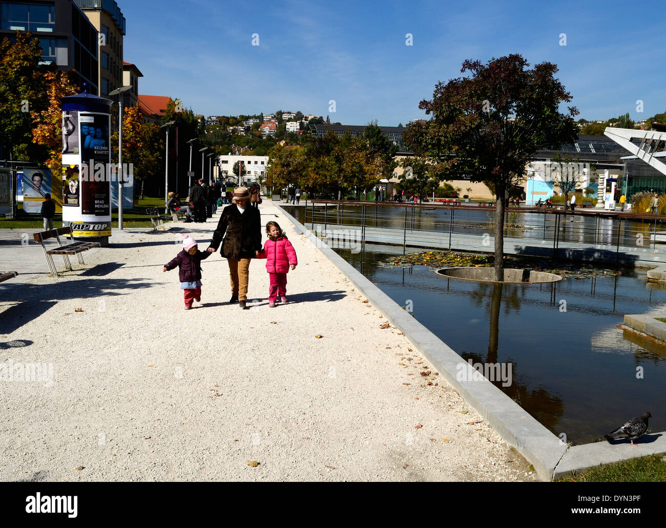 I bambini vanno a casa dal Parco Milenaris Budapest Ungheria Europa con la nonna Foto Stock