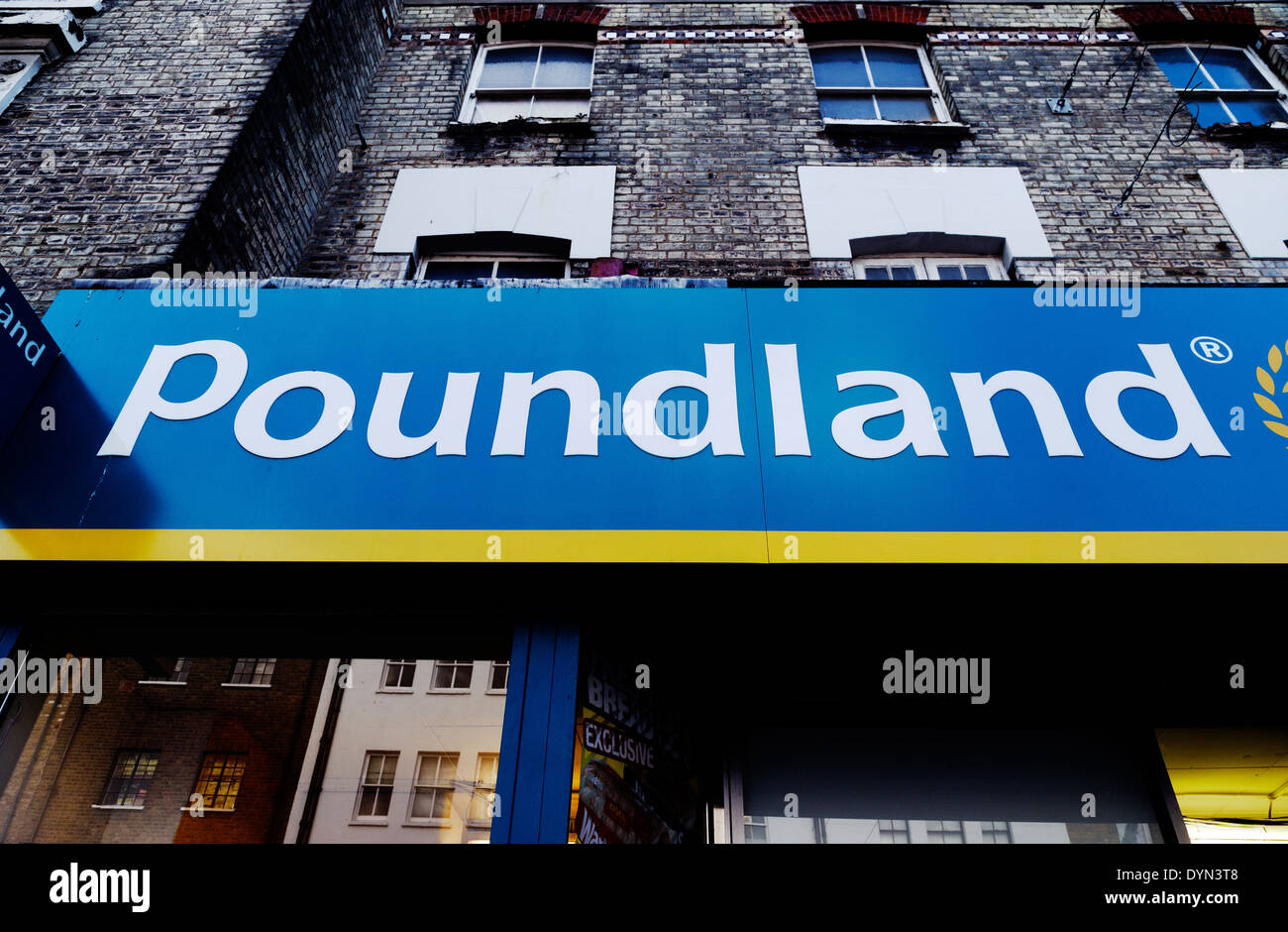 Poundland supermercato, Portobello Road, London, England, Regno Unito Foto Stock