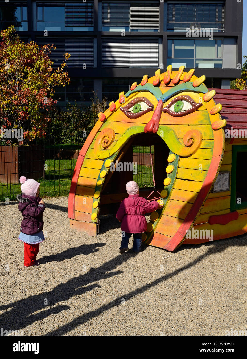 In legno castello da favola e porta i bambini in un parco giochi Milenaris Budapest Ungheria Europa Foto Stock